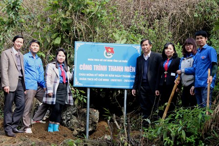 Các đồng chí lãnh đạo Tỉnh Đoàn, thành phố, Thành Đoàn cùng các đoàn viên, thanh niên chụp ảnh lưu niệm tại Công trình thanh niên