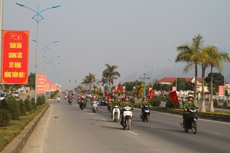Các đoàn viên, thanh niên cổ động mặt đường hưởng ứng Ngày Quyền người tiêu dùng Việt Nam