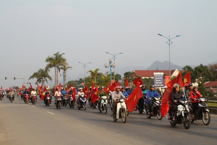 Các đoàn viên thanh niên tham gia diễu hành, cổ động mặt đường