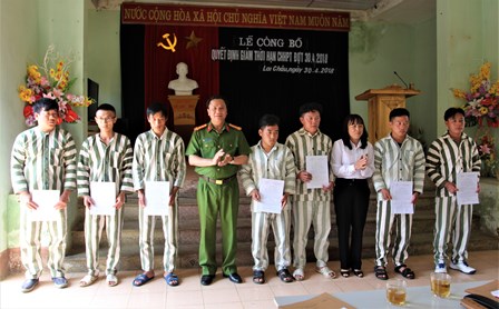 ...trao quyết định giảm thời hạn chấp hành hình phạt tù cho các phạm nhân