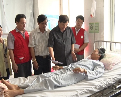Đồng chí Đỗ Ngọc An, Phó Bí thư Tỉnh ủy - Chủ tịch UBND tỉnh trao tiền hỗ trợ cho gia đình người bị thương đang điều trị tại Trung tâm y tế huyện Than Uyên