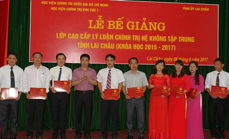 Tiến sỹ Đậu Tuấn Nam - Phó Giám đốc Học viện Chính trị khu vực I  trao Bằng tốt nghiệp cho các học viên