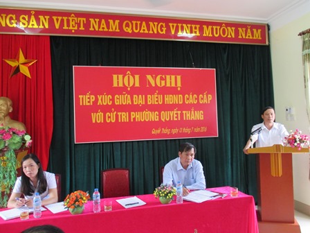 Đ/c Vũ Văn Hoàn - Phó Bí thư - Chủ tịch HĐND tỉnh phát biểu  tại buổi tiếp xúc cư tri