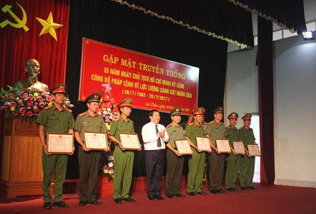 Đồng chí Tống Thanh Hải - Ủy viên Ban Thường vụ Tỉnh ủy, Phó Chủ tịch Thường trực UBND tỉnh trao Bằng khen cho các tập thể có thành tích xuất sắc...