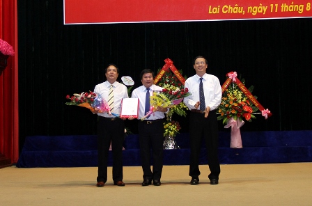 Đồng chí Vũ Văn Hoàn, Phó Bí thư Tỉnh ủy, Chủ tịch HĐND tỉnh trao Quyết định của Bộ GD