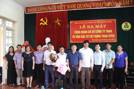 Đại diện các Ban xây dựng Đảng huyện, Liên đoàn Lao động huyện Than Uyên tặng hoa chúc mừng Công đoàn Công ty
