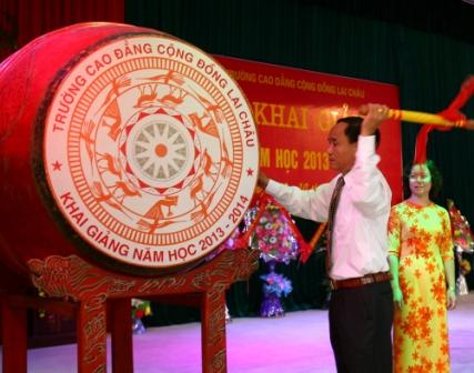 Đồng chí Lê Xuân Phùng - Uỷ viên Ban Thường vụ Tỉnh uỷ, Phó Chủ tịch UBND tỉnh đánh hồi trống khai giảng năm học mới