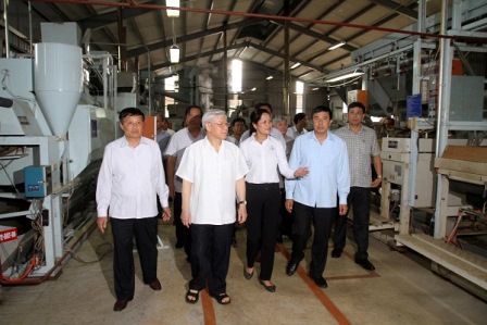 Tổng Bí thư Nguyễn Phú Trọng và các đồng chí lãnh đạo tỉnh thăm nhà máy chế biến sản phẩm chè chất lượng cao Công ty cổ phần chè Tam Đường