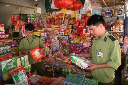 Cán bộ Đội quản lý thị trường số 4 huyện Than Uyên kiểm tra hàng hóa tại khu 1 thị trấn Than Uyên