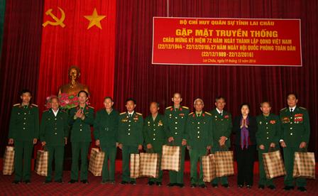 Tặng quà cho các anh hùng lực lượng vũ trang, các đồng chí nghỉ hưu, nghỉ công tác trên địa bàn tỉnh