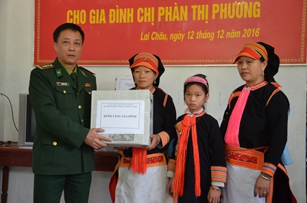 Đại diện lãnh đạo Bộ Chỉ huy Bộ đội Biên phòng tỉnh trao quà cho gia đình chị Phương