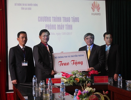 Thứ trưởng Nguyễn Minh Hồng và đại diện Công ty Trách nhiệm hữu hạn kỹ thuật Hua Wei (bên tay phải) trao tặng máy tính cho Sở TT