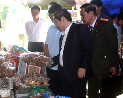 Đoàn công tác BCĐ Liên ngành về vệ sinh an toàn thực phẩm (VSATTP) tỉnh kiểm tra chất lượng, VSATTP tại khu chợ trung tâm thị trấn Mường Tè (huyện Mường Tè)