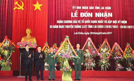 Đồng chí Nguyễn Khắc Chử - Bí thư Tỉnh ủy, Bí thư Đảng ủy Quân sự tỉnh và đồng chí Đỗ Ngọc An, Phó Bí thư Tỉnh ủy, Chủ tịch UBND tỉnh tặng lẵng hoa chúc mừng LLVT tỉnh