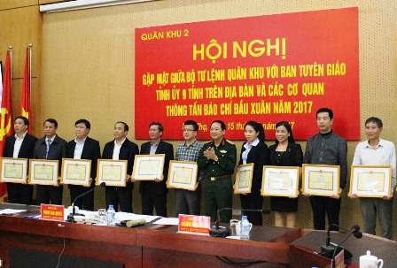 Thủ trưởng Bộ Tư lệnh Quân khu 2 trao Bằng khen cho các cá nhân đạt thành tích xuất sắc trong công tác phối hợp tuyên tuyền năm 2016