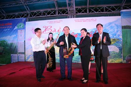 Các đồng chí lãnh đạo tỉnh tặng Thủ tướng Chính phủ Nguyễn Xuân Phúc một số nhạc cụ dân tộc và chiếc khăn piêu