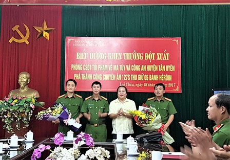 Đ/c Tống Thanh Hải, UVBTVTU, Phó Chủ tịch UBND tỉnh; Đại tá Bùi Xuân Phong, Phó Giám đốc Công an tỉnh chúc mừng Ban Chuyên án