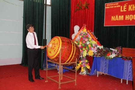 Đồng chí Đỗ Ngọc An - Phó Bí thư Tỉnh ủy, Chủ tịch UBND tỉnh đánh trống khai trường năm học mới