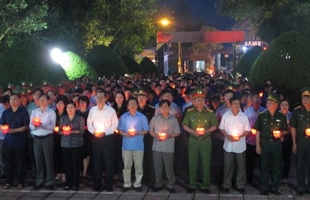 Các đại biểu dâng nến tại nghĩa trang liệt sỹ tỉnh