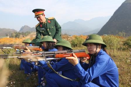 Cán bộ Bộ CHQS tỉnh tham gia huấn luyện bắn súng cho lực lượng tự vệ
