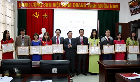 Đồng chí Tống Thanh Hải - Phó Chủ tịch tỉnh trao giấy chứng nhận danh hiệu Chiến sỹ thi đua cấp cơ sở cho các cá nhân có thành tích xuất sắc trong năm 2016