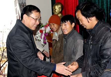Đồng chí Tống Thanh Bình - TUV, Phó Trưởng Đoàn Đại biểu Quốc hội tỉnh trao quà tết cho các hộ gia đình có hoàn cảnh khó khăn trên địa bàn  xã Sin Suối Hồ