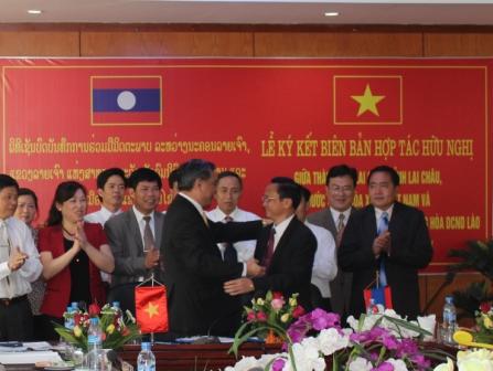 Ký hợp tác hữu nghị thành phố Lai Châu với huyện Mường Xay, tỉnh U Đom Xay - Lào (ảnh: MT)