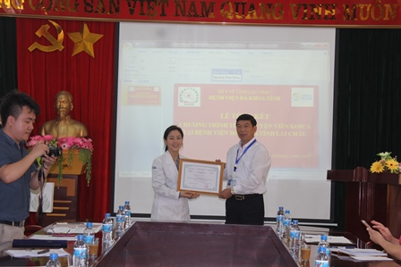Đồng chí Nguyễn Văn Đối - TUV, Giám đốc Sở Y tế trao chứng chỉ hoàn thành chương trình cho tình nguyện viên Park Shin Nam