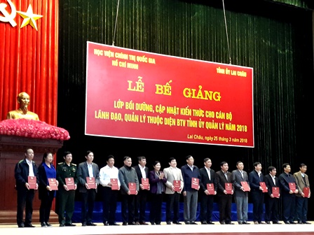Đồng chí Giàng Páo Mỷ, UVBCH TW Đảng, Phó Bí thư TT Tỉnh ủy trao chứng nhận tốt nghiệp cho các đồng chí đại diện học viên lớp bồi dưỡng
