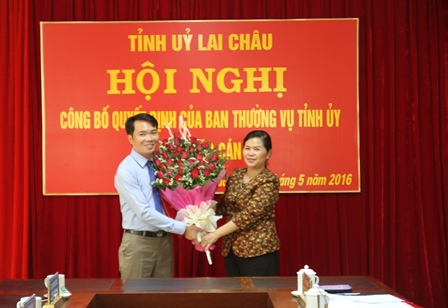 Đồng chí Giàng Páo Mỷ- Ủy viên BCH TW Đảng- Phó Bí thư  Thường trực Tỉnh ủy, Chủ tịch HĐND tỉnh trao Quyết định bổ nhiệm  cho đồng chí Lê Chí Công