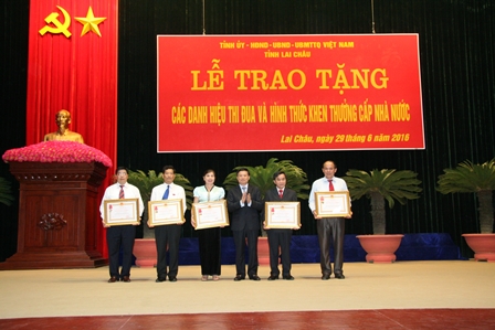 Thừa ủy quyền của Chủ tịch nước, đồng chí Nguyễn Khắc Chử - Bí thư Tỉnh ủy trao Huân chương lao động cho các tập thể trong đó có Ban Dân vận Tỉnh ủy