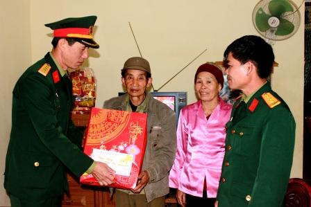 Lãnh đạo Bộ CHQS tỉnh thăm hỏi tặng quà đối tượng chính sách trên địa bàn tỉnh