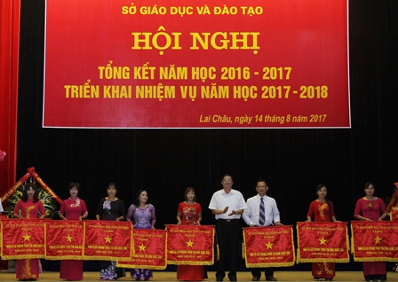 Đồng chí Vũ Văn Hoàn - Phó Bí thư Tỉnh ủy, Chủ tịch HĐND tỉnh tặng Cờ thi đua của tỉnh cho các tập thể có thành tích xuất sắc