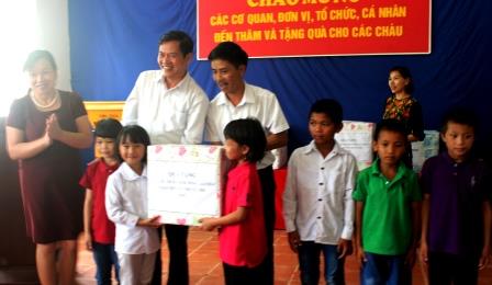 Đồng Chí Đỗ Ngọc An - Phó Bí thư tỉnh ủy, Chủ tịch UBND tặng quà cho các cháu