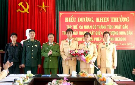 Đại tá Bùi Gia Lượt - Phó Giám đốc Công an tỉnh tặng hoa chúc mừng Tổ công tác