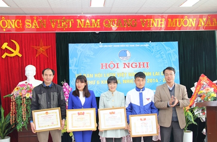 Lãnh đạo Ủy ban Hội LHTN Việt Nam tỉnh Lai Châu trao bằng khen cho đại diện các tập thể có thành tích xuất sắc trong công tác hội