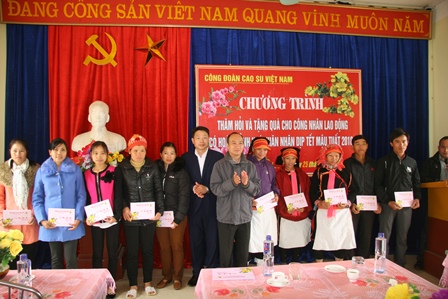 Trao qùa Tết cho công nhân khó khăn Nông trường cao su Phong Thổ
