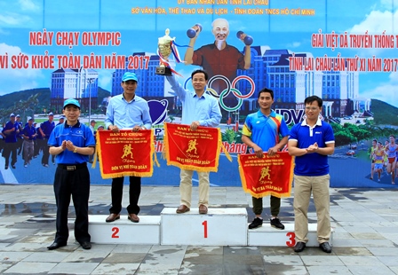 Ban tổ chức trao Cúp BIDV, trao nhất, nhì, ba toàn đoàn cho đoàn vận động viên: huyện Tân Uyên, Than Uyên, Sở Y tế