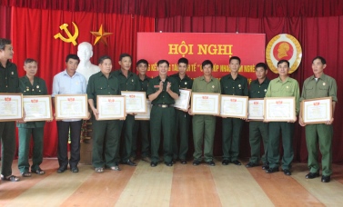 Lãnh đạo Hội cựu chiến binh tỉnh tặng Bằng khen cho các hội viên