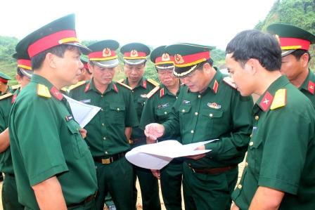 Đồng chí Trung tướng Dương Đức Hòa, UVBCHTW Đảng, Tư lệnh Quân khu kiểm tra công tác xây dựng cơ bản tại Ban CHQS huyện Nậm Nhùn