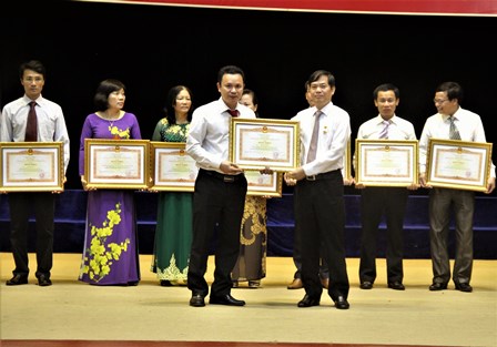 Đồng chí Đỗ Ngọc An, Phó Bí thư Tỉnh ủy - Chủ tịch UBND tỉnh  tặng Bằng khen cho các tập thể có thành tích xuất sắc trong thực hiện  Luật Thi đua - Khen thưởng