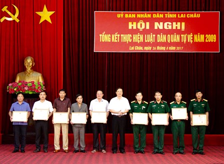 Đồng chí Vũ Văn Hoàn - Phó Bí thư Tỉnh uỷ, Chủ tịch HĐND tỉnh trao Bằng khen cho các tập thể có thành tích xuất sắc trong thực hiện nhiệm vụ quân sự, quốc phòng và triển khai thực hiện Luật DQTV năm 2009