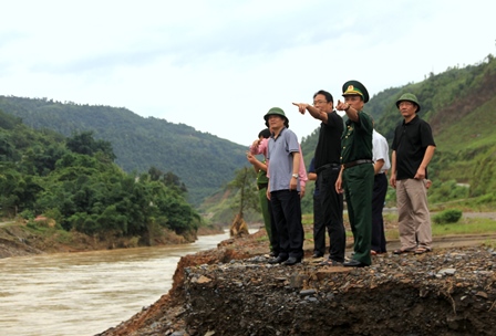 Đoàn công tác của UBND tỉnh kiểm tra thiệt hại tại khu vực cầu Pá Bon tại xã Nậm Pì (cầu bị cuốn trôi trong đợt mưa lũ vừa qua)