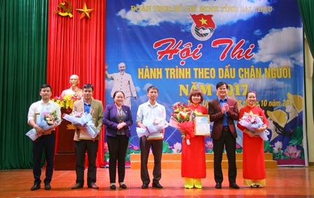   Lãnh đạo huyện Than Uyên và Tỉnh Đoàn trao giải Nhất  cho Đội Trường THPT Than Uyên