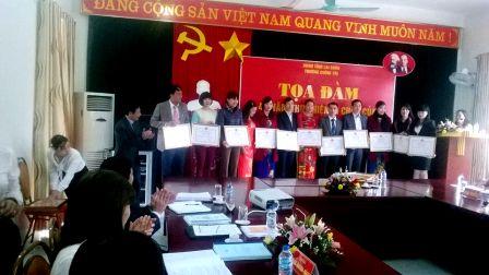 Đồng chí Đinh Quốc Hùng - Hiệu trưởng Trường Chính trị tỉnh  trao giải cho các học viên đạt giải