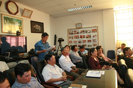 Các nhà báo phát biểu tại buổi họp báo