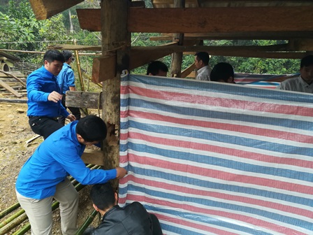 Lực lượng đoàn viên thanh niên giúp nhân dân che chắn chuồng trại