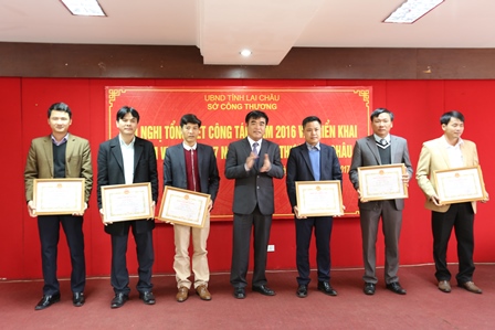 Lãnh đạo Sở Công thương trao Giấy khen cho các tập thể có thành tích xuất sắc