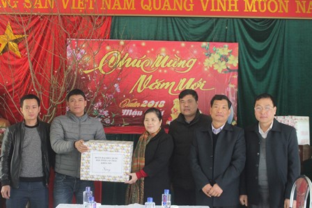 Đồng chí Giàng Páo Mỷ - Ủy viên Trung ương Đảng, Phó Bí thư Thường trực Tỉnh ủy, Trưởng Đoàn Đại biểu Quốc hội tỉnh tặng quà Nông trường Cao su Nậm Tăm