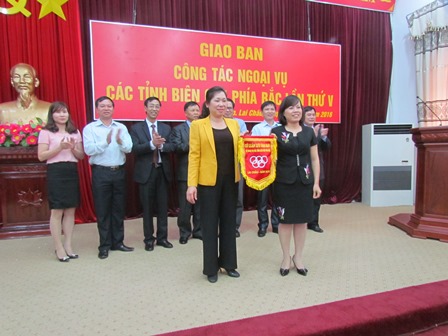 Đại diện lãnh đạo Sở Ngoại vụ Lai Châu trao quyền đăng cai cho Sở Ngoại vụ Hà Giang